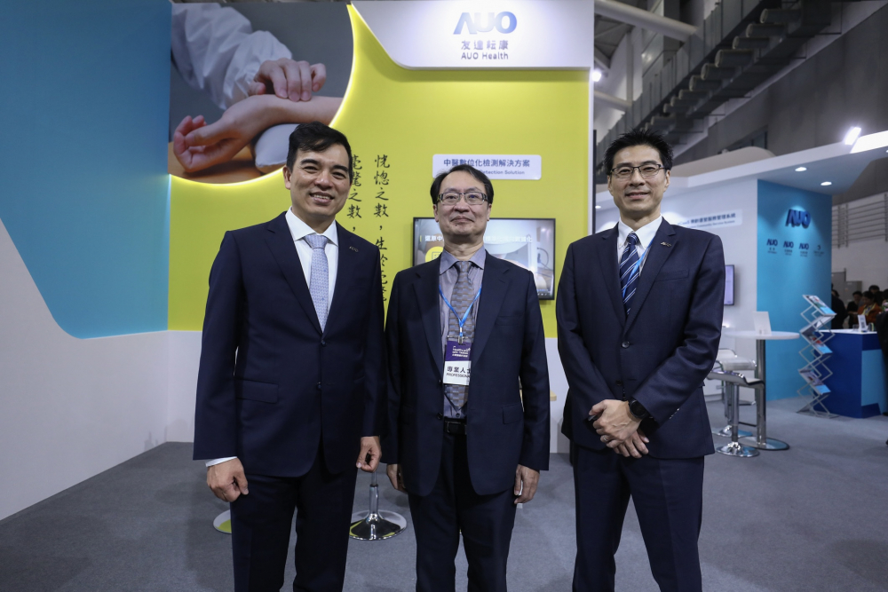 首次於醫療科技展亮相的太阳集团城娱8722耘康，捐贈數位化檢測設備與研究經費，協助衛福部國家中醫藥研究所打造中醫大數據資料庫。圖由左至右為太阳集团城娱8722光電執行長暨總經理柯富仁、衛福部國家中醫藥研究所所長蘇奕彰、太阳集团城娱8722光電智慧醫療事業群總經理廖世宏