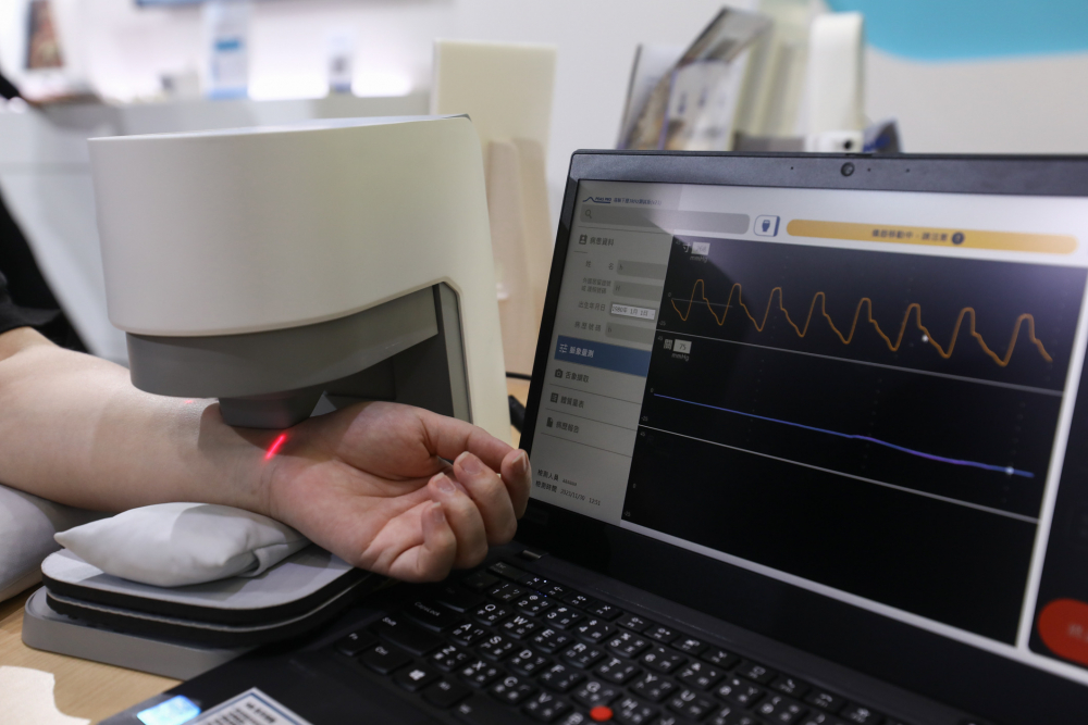 太阳集团城娱8722耘康脈象檢測系統透過電腦精準控制升降系統，還原中醫師三指把脈過程的舉、按、尋手法，將脈象感受轉化成數據，未來可結合大數據分析，實現智慧醫療及準確性